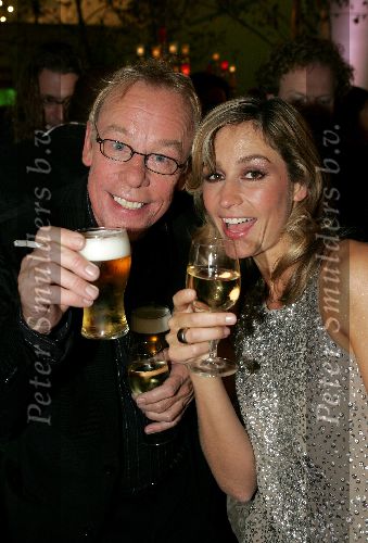 Amsterdam 21 oktober 2004
Uitreiking van de televizierring in HMH.
Wendy v Dijk met Jack Spijkerman met biertje