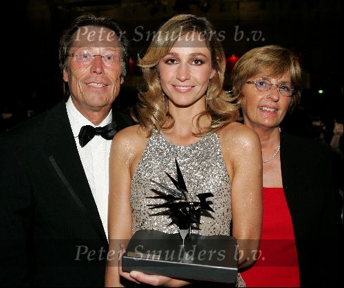 Amsterdam 21 oktober 2004
Uitreiking van de televizierring in HMH.
Wendy v Dijk met haar ouders