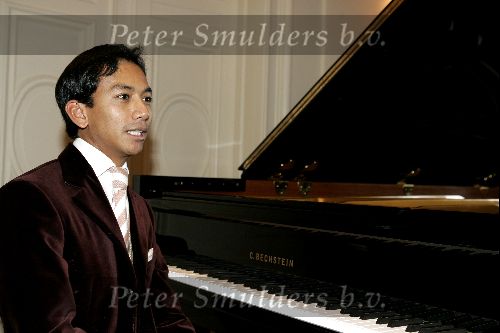 Zeist 26 oktober 2004
Presentatie dvd Wibi Soerjadi in zijn huis.
Wibi  achter zijn vleugel van Bechstein