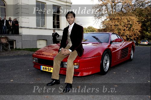 Zeist 26 oktober 2004
Presentatie dvd Wibi Soerjadi in zijn huis.
Wibi met ferrari