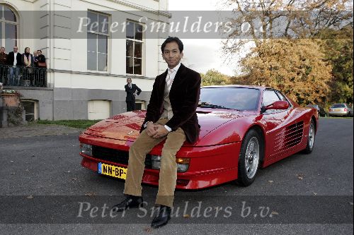 Zeist 26 oktober 2004
Presentatie dvd Wibi Soerjadi in zijn huis.
Wibi met ferrari