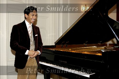 Zeist 26 oktober 2004
Presentatie dvd Wibi Soerjadi in zijn huis.
Wibi  achter zijn vleugel van Bechstein