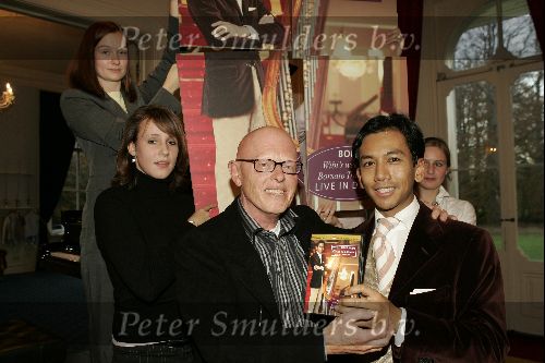 Zeist 26 oktober 2004
Presentatie dvd Wibi Soerjadi in zijn huis.
Wibi  met  Joop Stokkermans