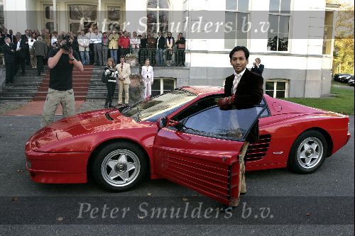 Zeist 26 oktober 2004
Presentatie dvd Wibi Soerjadi in zijn huis.
Wibi met ferrari
