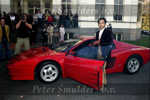 Zeist 26 oktober 2004
Presentatie dvd Wibi Soerjadi in zijn huis.
Wibi met ferrari