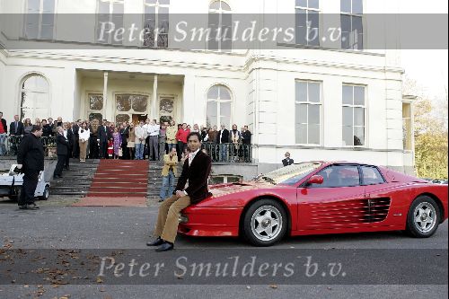 Zeist 26 oktober 2004
Presentatie dvd Wibi Soerjadi in zijn huis.
Wibi met ferrari