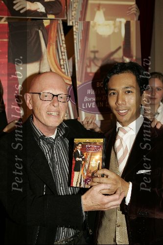Zeist 26 oktober 2004
Presentatie dvd Wibi Soerjadi in zijn huis.
Wibi  met  Joop Stokkermans