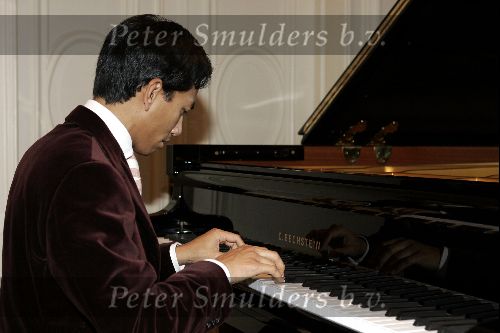 Zeist 26 oktober 2004
Presentatie dvd Wibi Soerjadi in zijn huis.
Wibi  achter zijn vleugel van Bechstein
