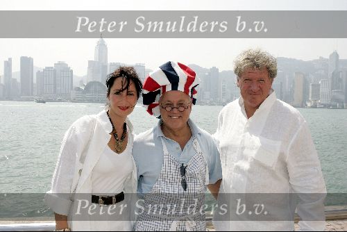 Hong Kong 8 oktober 2004
Princess Model of the world verkiezing.
Willibrord Frequin met vriendin en Joop Braakhekke