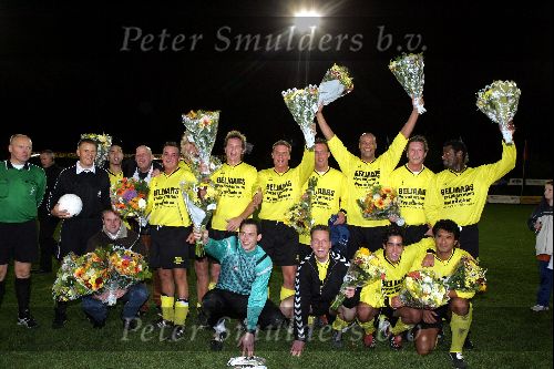 Zevenbergen 21 oktober 2004.
Voetballen voor Villa Pardoes
sterrenteam met oa Winston Post Grad Damen Ruud (Big Brother) Martin Schwab Rob Geus Jimmy Geduld Jeroen Smits