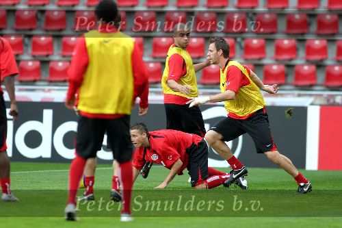 Eindhoven, 31 Oktober 2005
Training t.g.v. Championsduel PSV-AC Milaan
Andre Ooijer in duel met Ibrahim Affeley
©fotopetersmulders