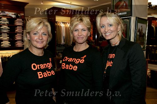 Amsterdam 2 oktober 2005
Orange Babies verkoop bij oger in pc hooftsraat.
Caroline Tensen Anita Witsier en Natasja Froger