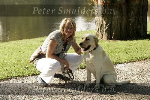 Amsterdam 13 oktober 2005
Anouk Smulders zwanger in het vondelpark met haar hond Sumo