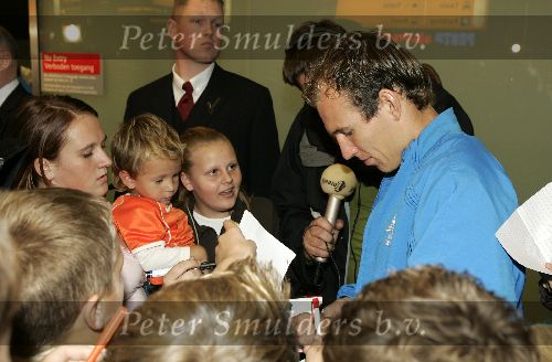 Amsterdam 9 oktober 2005
Aankomst Nederlands elftal op schiphol na kwalificatie WK
Arjen Robben