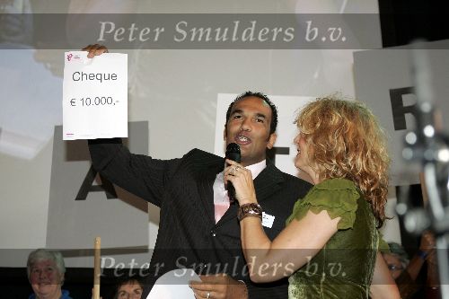 Arnhem 14 november 2005
Leonie Janssen en Arnold Vanderleyde met cheque