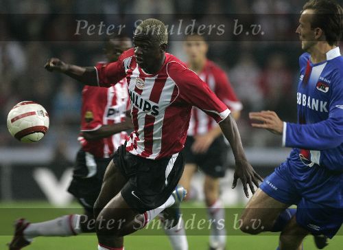 Eindhoven, 15 Oktober 2005
Kompetiewedstrijd Seizoen 2005/2006
PSV-AZ, eindstand 3-0
Arouna Kone in duel met Barry Opdam
© foto Peter Smulders BV