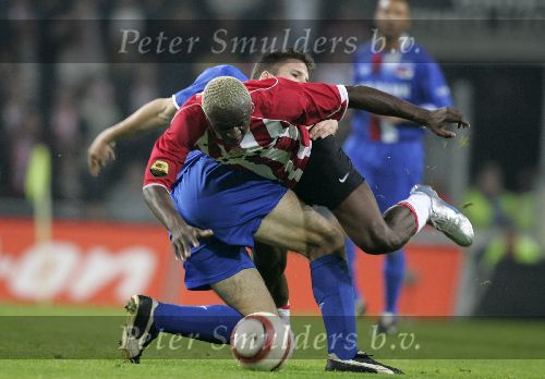 Eindhoven, 15 Oktober 2005
Kompetiewedstrijd Seizoen 2005/2006
PSV-AZ, eindstand 3-0
Arouna Kone in duel met Ron Vlaar
© foto Peter Smulders BV