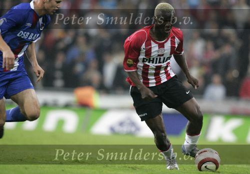 Eindhoven, 15 Oktober 2005
Kompetiewedstrijd Seizoen 2005/2006
PSV-AZ, eindstand 3-0
Arouna Kone in duel met Ron Vlaar
© foto Peter Smulders BV