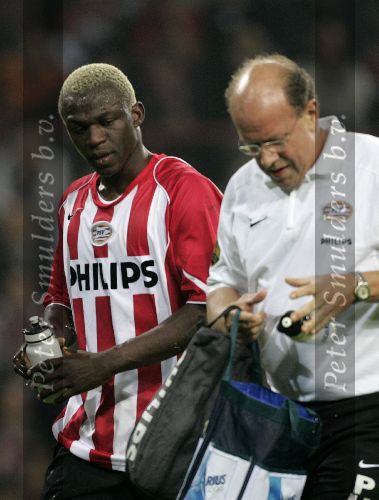 Eindhoven, 15 Oktober 2005
Kompetiewedstrijd Seizoen 2005/2006
PSV-AZ, eindstand 3-0
Arouna Kone met Mart v d Heuvel
© foto Peter Smulders BV