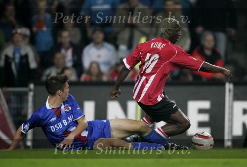 Eindhoven, 15 Oktober 2005
Kompetiewedstrijd Seizoen 2005/2006
PSV-AZ, eindstand 3-0
Arouna Kone in duel met Ron Vlaar
© foto Peter Smulders BV