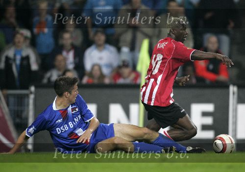 Eindhoven, 15 Oktober 2005
Kompetiewedstrijd Seizoen 2005/2006
PSV-AZ, eindstand 3-0
Arouna Kone in duel met Ron Vlaar
© foto Peter Smulders BV