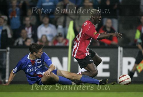 Eindhoven, 15 Oktober 2005
Kompetiewedstrijd Seizoen 2005/2006
PSV-AZ, eindstand 3-0
Arouna Kone in duel met Ron Vlaar
© foto Peter Smulders BV