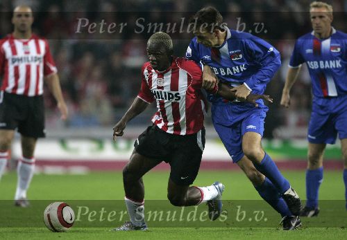 Eindhoven, 15 Oktober 2005
Kompetiewedstrijd Seizoen 2005/2006
PSV-AZ, eindstand 3-0
Arouna Kone in duel met Barry Opdam
© foto Peter Smulders BV