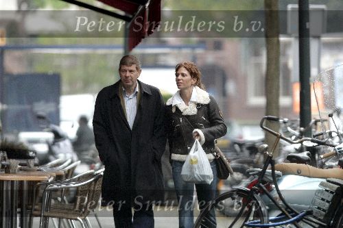 Amsterdam 19 oktober 2005
Frits Barend aan het shoppen en lunchen met zijn dochter Barbara Barend op de cornelis schuytstraat