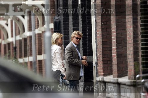 Amsterdam 14 oktober 2005
Bastiaan ragas Tooske Breugem en Laura Vlasblom met zoontje bij nieuwe huis bastiaan en Tooske.