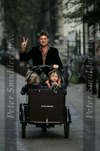 Amsterdam 12 oktober 2005
Beau v Erven Dorens met kinderen op weg naar ziekenhuis na geboorte van zoon Jan in bakfiets.
