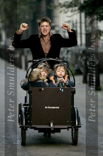 Amsterdam 12 oktober 2005
Beau v Erven Dorens met kinderen op weg naar ziekenhuis na geboorte van zoon Jan in bakfiets.