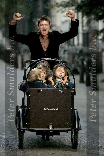 Amsterdam 12 oktober 2005
Beau v Erven Dorens met kinderen op weg naar ziekenhuis na geboorte van zoon Jan in bakfiets.