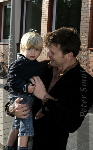 Amsterdam 12 oktober 2005
Beau v Erven Dorens met  zoon Bobby bij Onze Lieve Vrouwe gasthuis