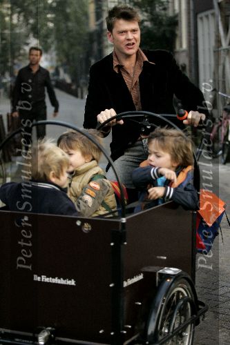 Amsterdam 12 oktober 2005
Beau v Erven Dorens met kinderen op weg naar ziekenhuis na geboorte van zoon Jan in bakfiets.