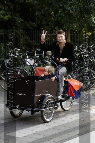 Amsterdam 12 oktober 2005
Beau v Erven Dorens met kinderen op weg naar ziekenhuis na geboorte van zoon Jan in bakfiets.
