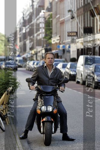 Amsterdam 3 oktober 2005
Bert Kuizenga op scooter op pc hooftstraat