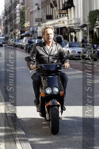 Amsterdam 3 oktober 2005
Bert Kuizenga op scooter op pc hooftstraat