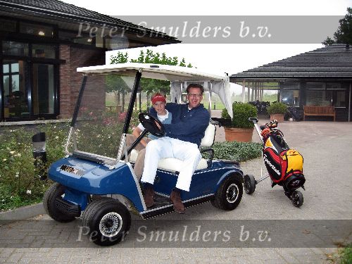 Golfclub De Lage Vuursche.
Hoofd Greenkeeper Arnoud de Jager samen met Junior Smulders met de door hem gekochte buggy van Prins Bernhard.