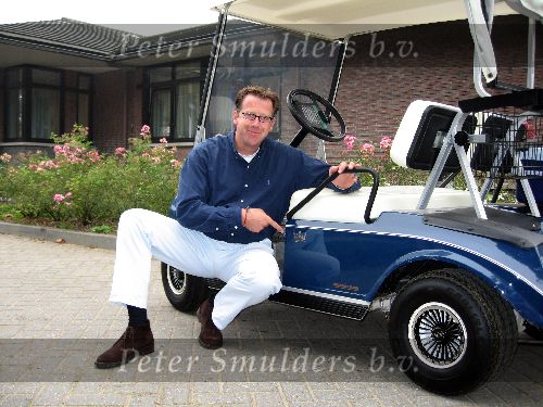 Golfclub De Lage Vuursche.
Hoofd Greenkeeper Arnoud de Jager met de door hem gekochte buggy van Prins Bernhard.