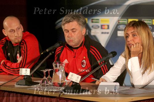Eindhoven, 31 Oktober 2005
Persconferentie AC Milaan voor de championsleague PSV-AC Milaan
Trainer coach Carlo Ancelotti  met links van hem Jaap Stam
©Bart Bel