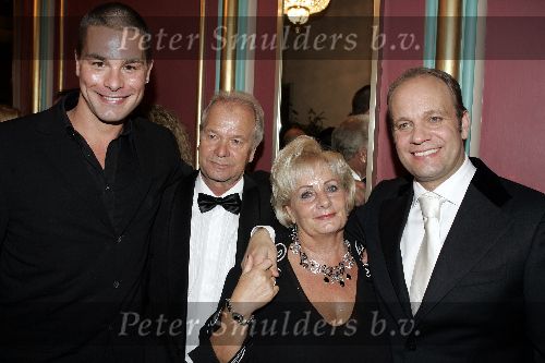 Amsterdam 2 oktober 2005
Premiere Beauty and the beast in Carre.
Carlo Boszhard met ex Eloy de Jong en ouders