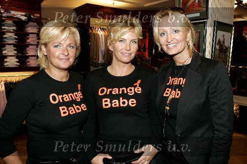 Amsterdam 2 oktober 2005
Orange Babies verkoop bij oger in pc hooftsraat.
Caroline tensen Anita Witsier en Natasja Froger.