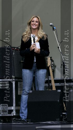 Amsterdam 30 oktober 2005
Chantal Bles als ladyspeaker bij modeshow voor child right op pc hooftstraat