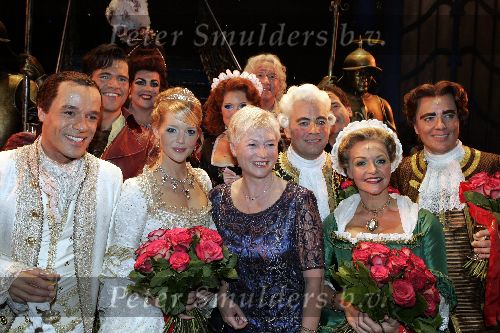 Amsterdam 2 oktober 2005
Premiere Beauty and the beast in Carre.
  Chantal Janzen Stanley Burlesson Maria v d Hoeven Mariska v Kolck en Carlo Boszhard
