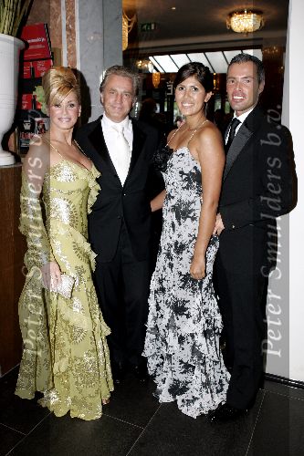 Amsterdam 2 oktober 2005
Premiere Beauty and the beast in Carre.
Connie Breukhoven met Hans Breukhoven, Shanne en Edwin