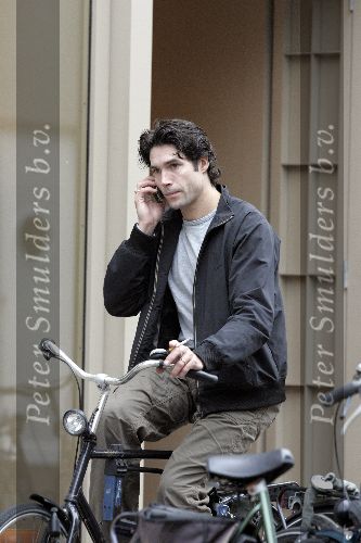 Amsterdam 7 oktober 2005
Daniel Boissevain met sigaret en gsm op de fiets