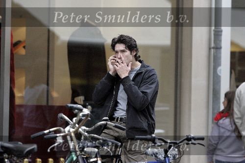 Amsterdam 7 oktober 2005
Daniel Boissevain met sigaret en gsm op de fiets