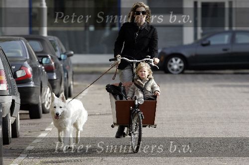 Amsterdam 29 oktober 2005
Danielle Overgaag met dochter Fiene Oerlemans in bakfiets en hond evert