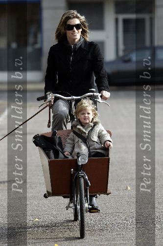 Amsterdam 29 oktober 2005
Danielle Overgaag met dochter Fiene Oerlemans in bakfiets en hond evert