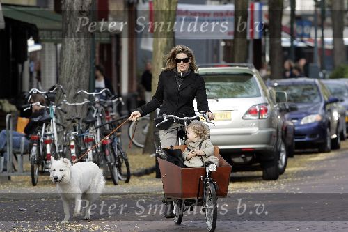 Amsterdam 29 oktober 2005
Danielle Overgaag met dochter Fiene Oerlemans in bakfiets en hond evert